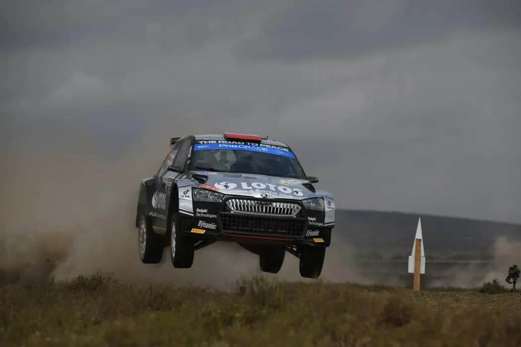 kajetanowicz-i-szczepaniak-liderami-trwa-rajd-safari-1
