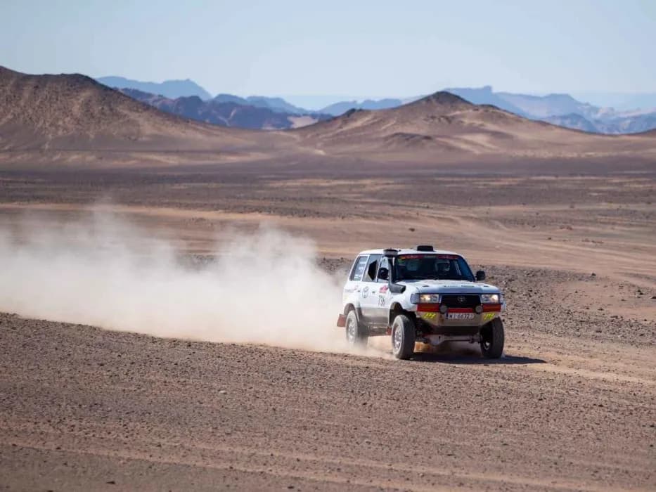 1.michal-horodenski-arkadiusz-salacinski-toyota-land-cruiser-hdj80-rajd-dakar-classic-2024-fot.toyota-team-classic